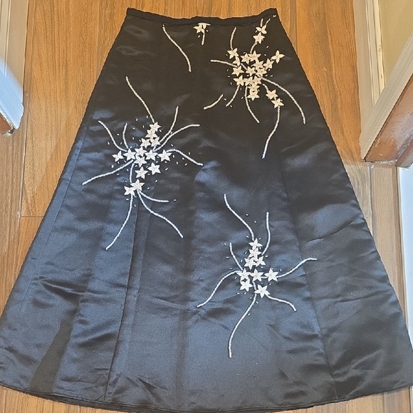 Dresses & Skirts - Elegant Black Embroidered Women's Skirt. Waist 14"